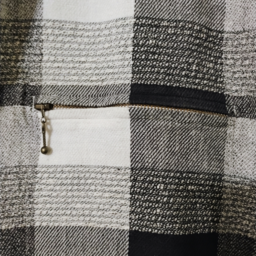 Black and White Plaid Button-Up Shirt - Picture 5 of 9